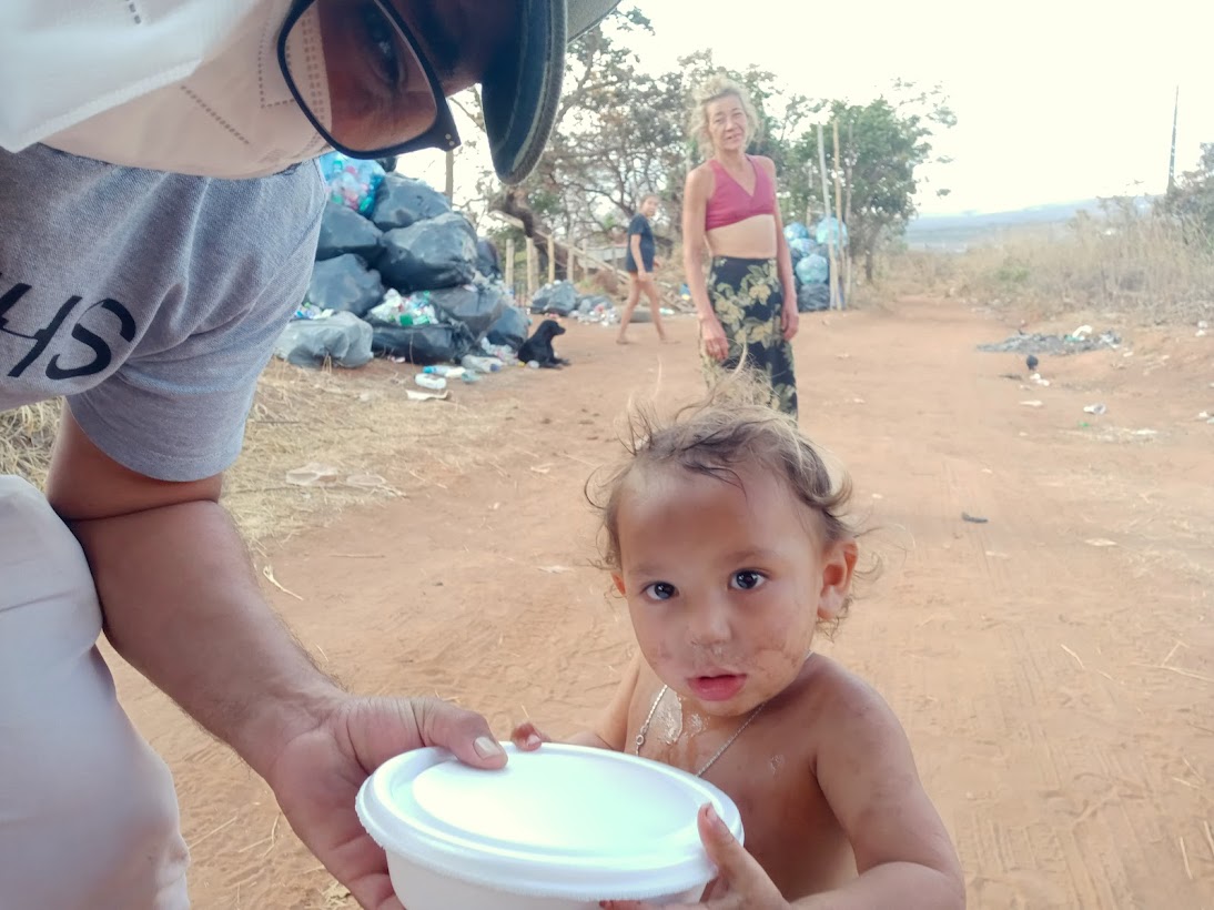 Foto entregando marmitas