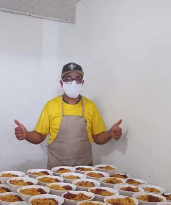 Foto do processo de montagem das marmitas.