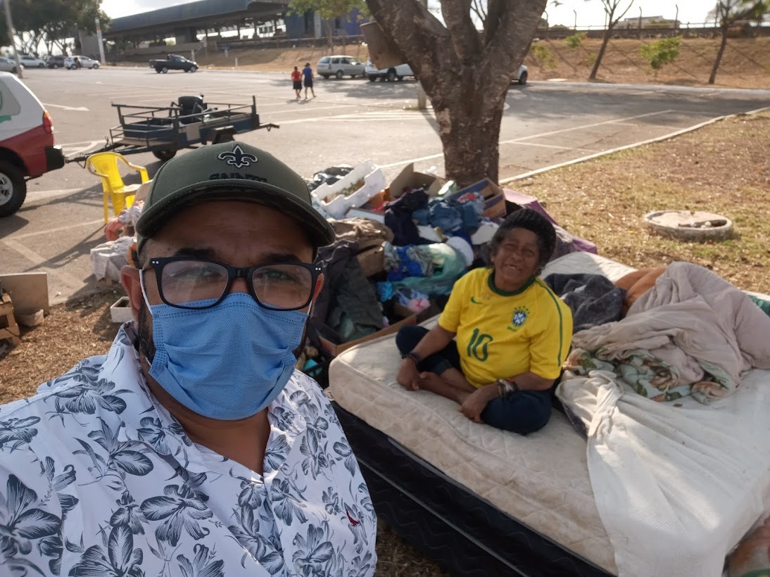 Foto de pessoas sendo ajudadas