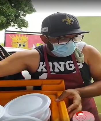 foto reportagem Adenilson Cruz entregando marmita